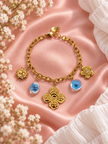 Bracelet Flora doré à fleurs bleues, vue complète sur satin rose poudré – Secret de Rose bijoux