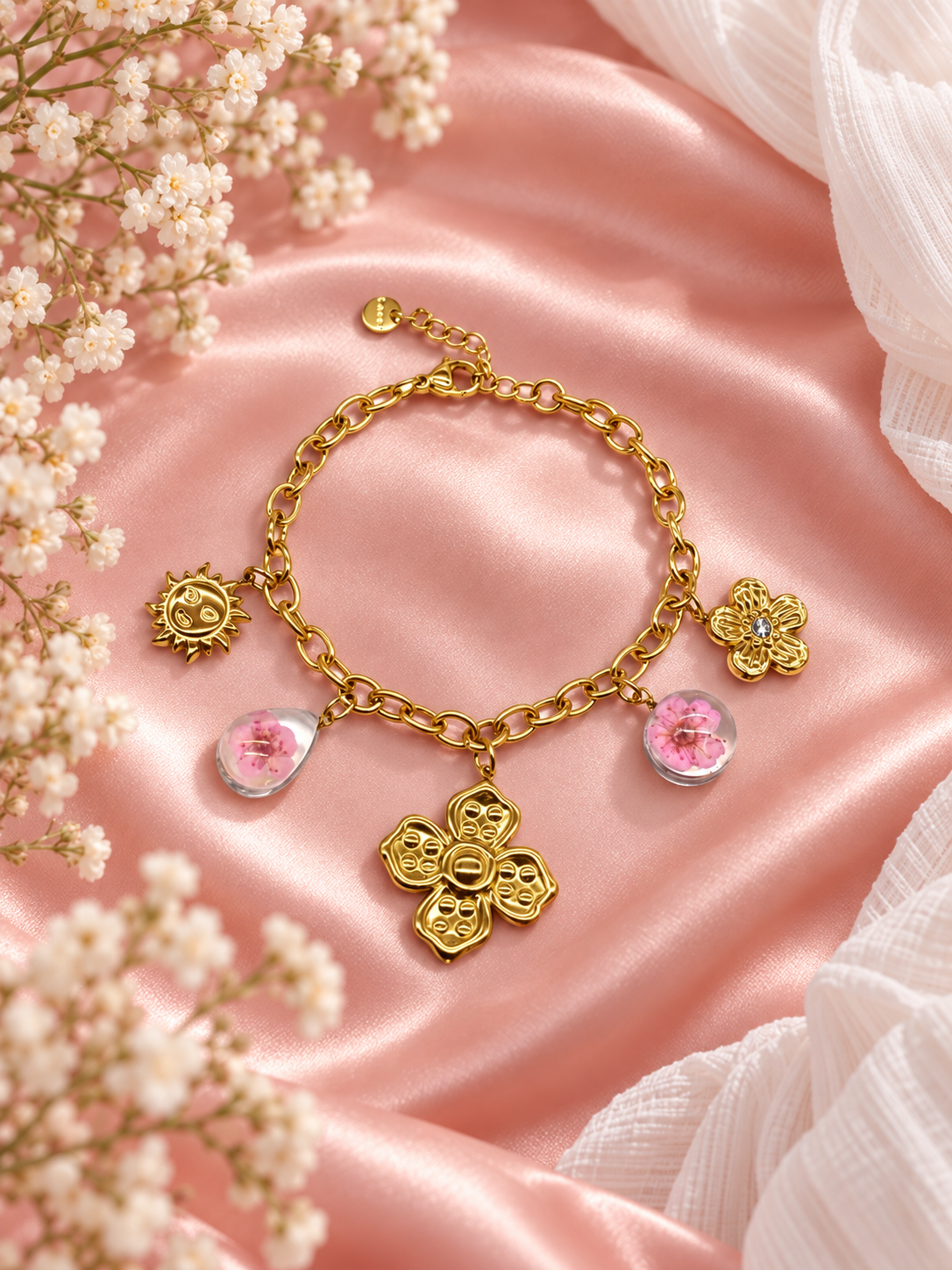 Bracelet Flora doré à fleurs roses, vue complète sur satin rose poudré – Secret de Rose bijoux