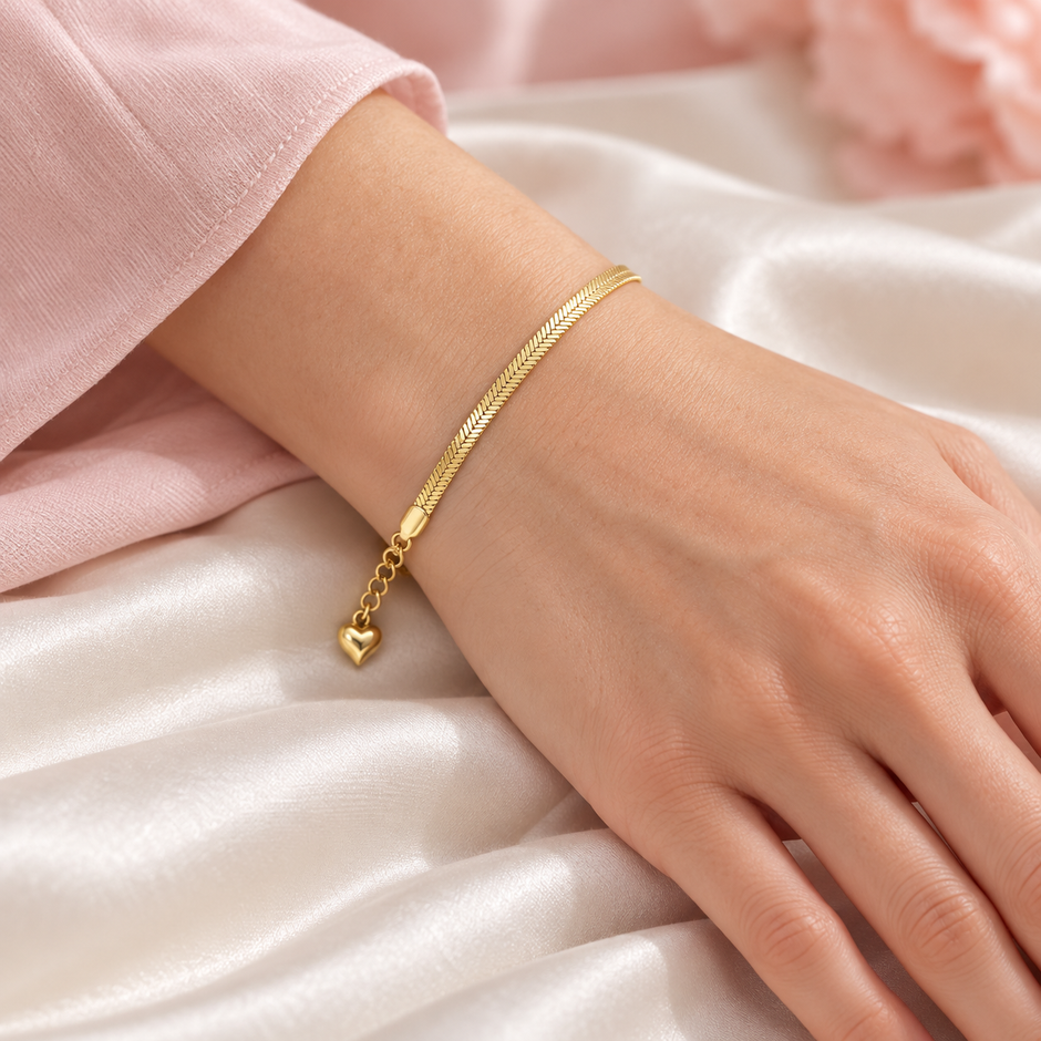 Bracelet Gold Line doré à maille plate fine de 3 mm porté au poignet