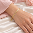 Bracelet Gold Line doré à maille plate fine de 3 mm porté au poignet