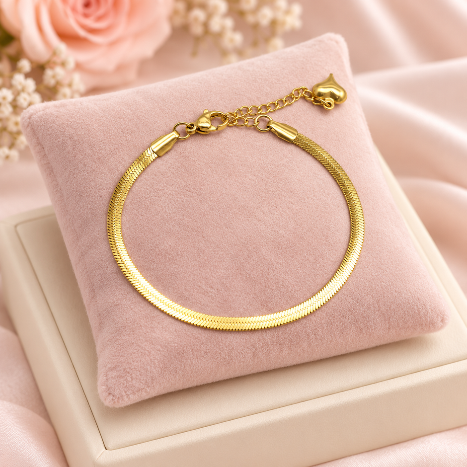 Bracelet Gold Line doré à maille plate de 3 mm sur présentoir rose poudré