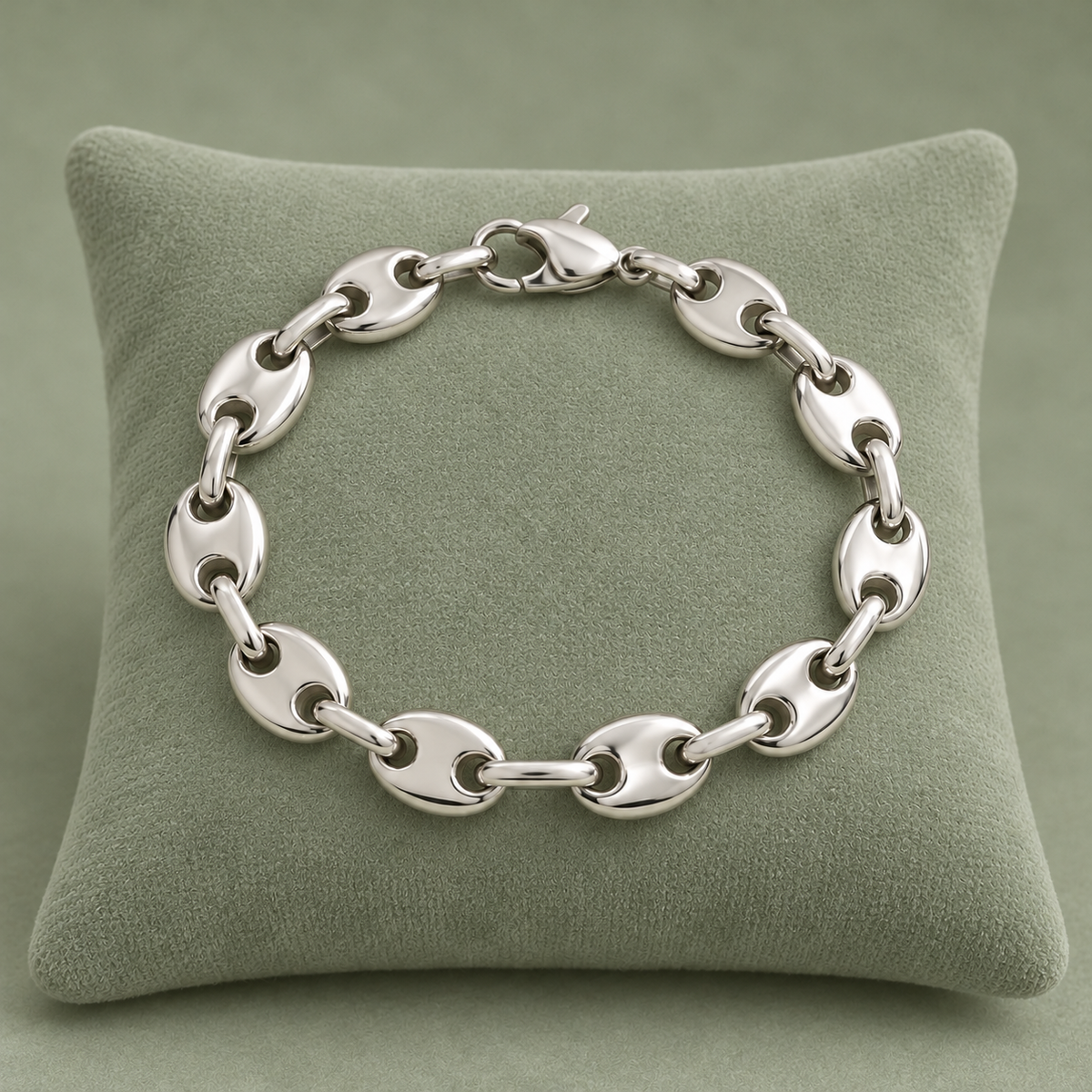 Bracelet grain de café argenté, maille L, sur présentoir vert sauge