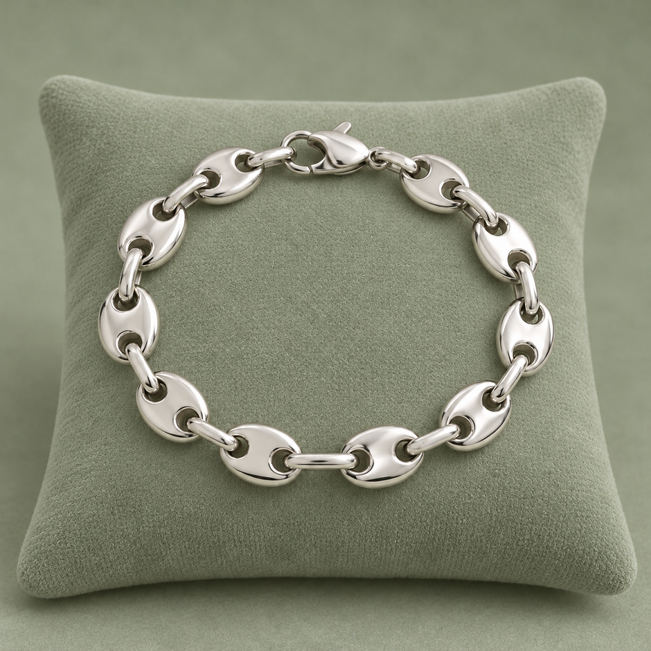 Bracelet grain de café argenté, maille L, sur présentoir vert sauge