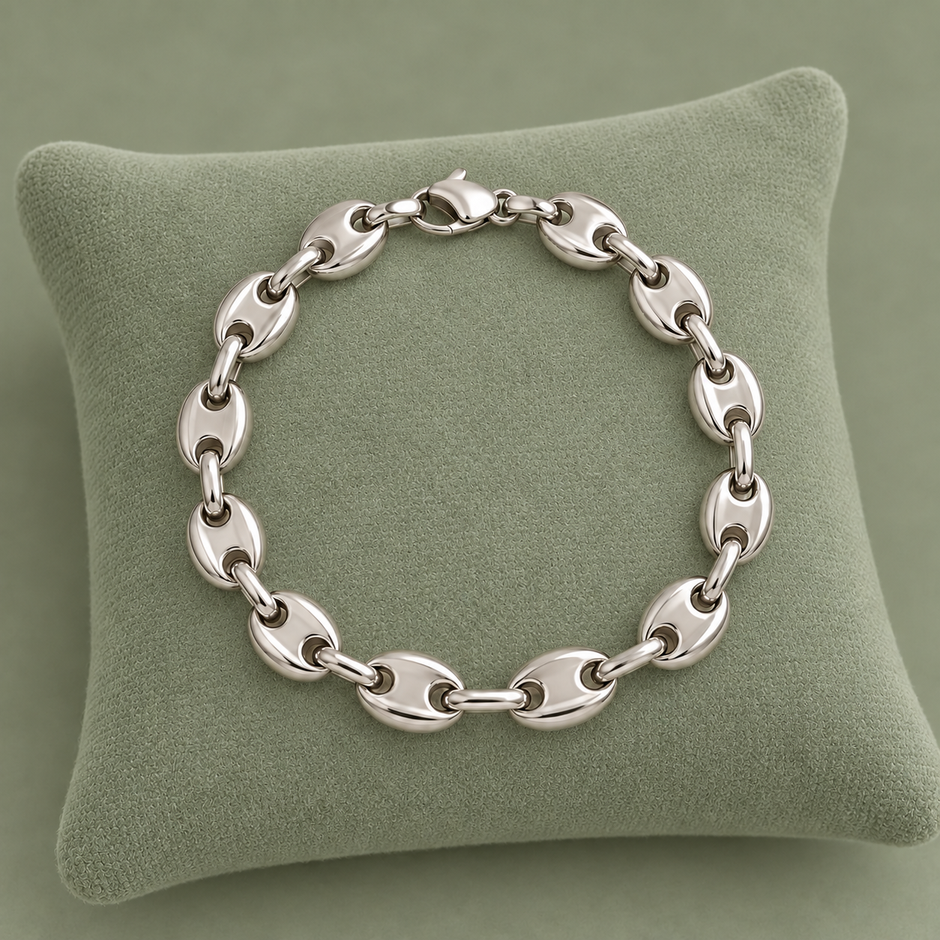 Bracelet grain de café argenté, maille M, sur présentoir vert sauge