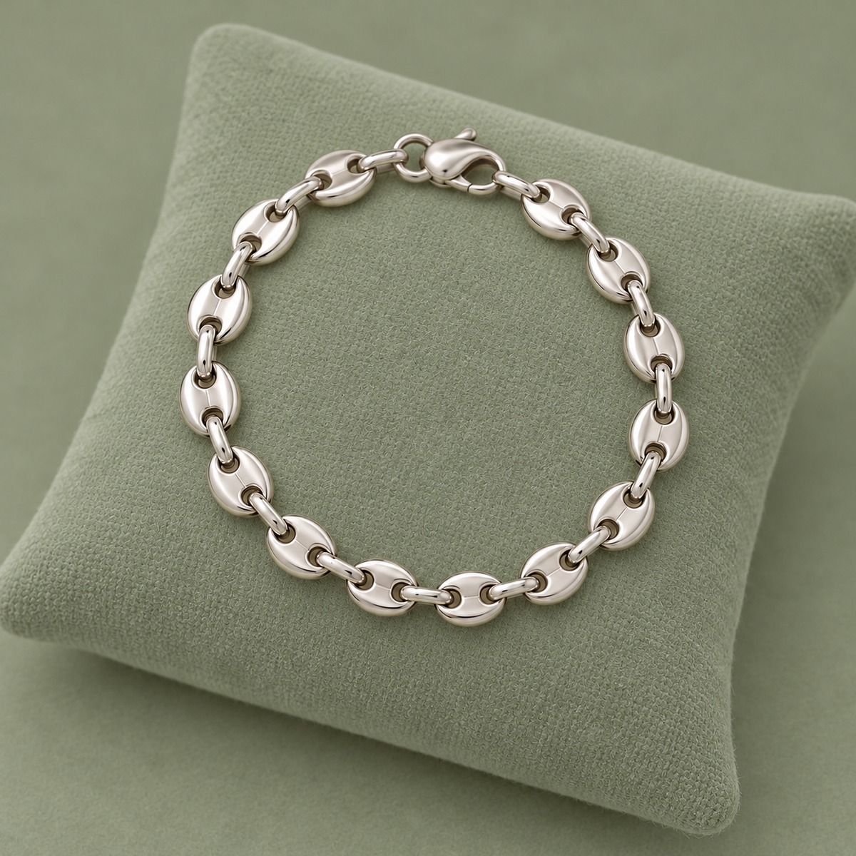 Bracelet grain de café argenté, maille S, sur présentoir vert sauge
