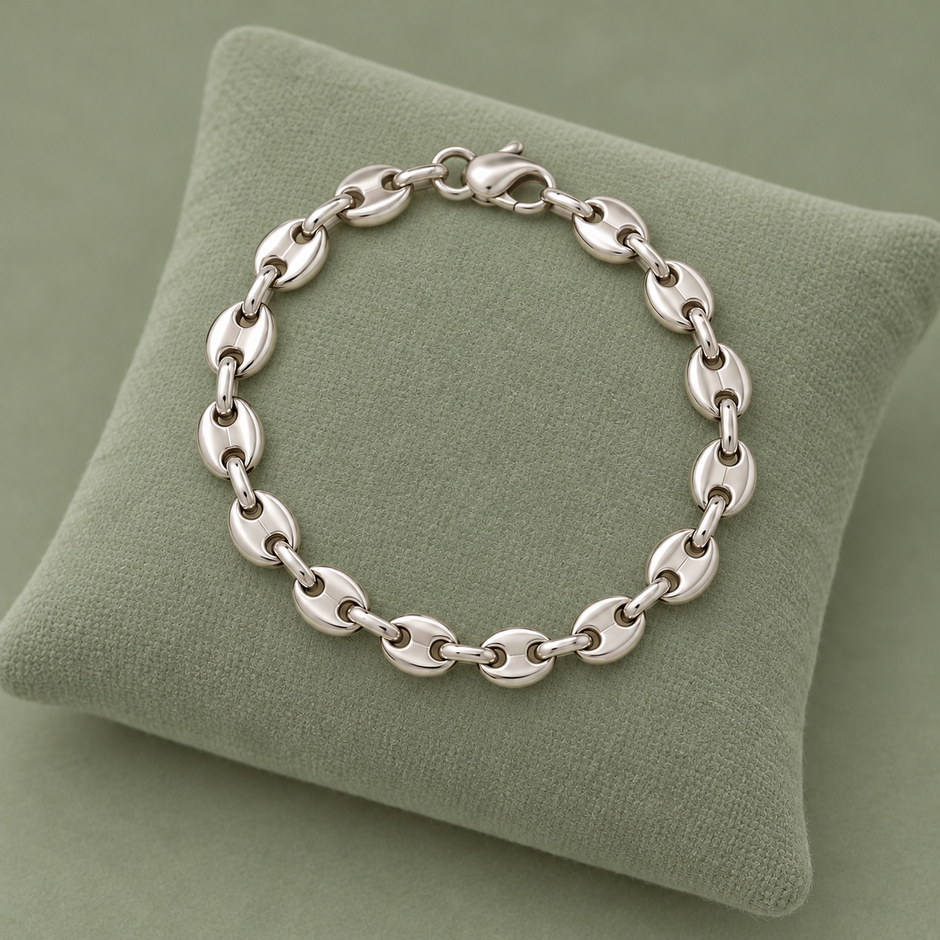 Bracelet grain de café argenté, maille S, sur présentoir vert sauge