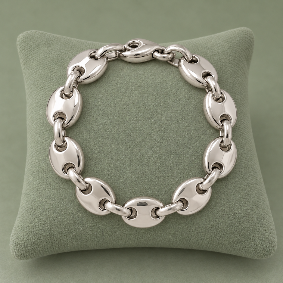 Bracelet grain de café argenté, maille XL, sur présentoir vert sauge