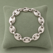 Bracelet grain de café argenté, maille XL, sur présentoir vert sauge
