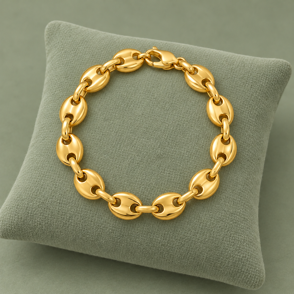 Bracelet grain de café doré, maille L, sur présentoir vert sauge