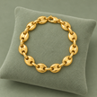 Bracelet grain de café doré, maille L, sur présentoir vert sauge