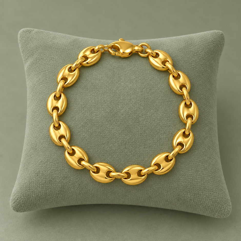 Bracelet grain de café doré, maille M, sur présentoir vert sauge