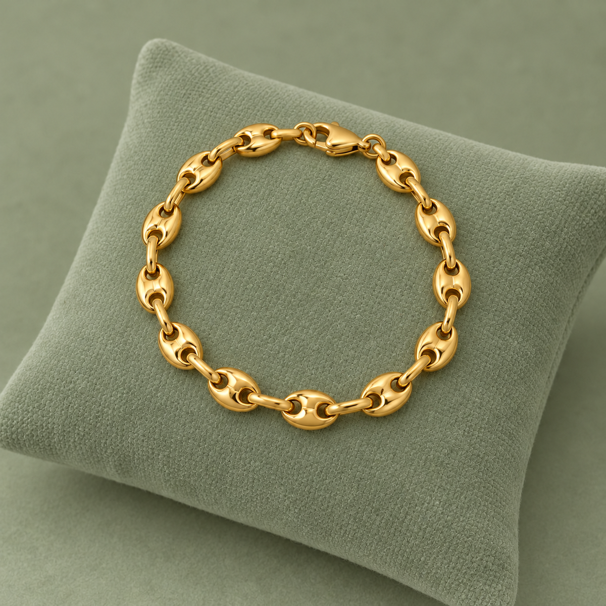 Bracelet grain de café doré, maille S, sur présentoir vert sauge