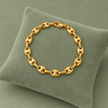Bracelet grain de café doré, maille S, sur présentoir vert sauge
