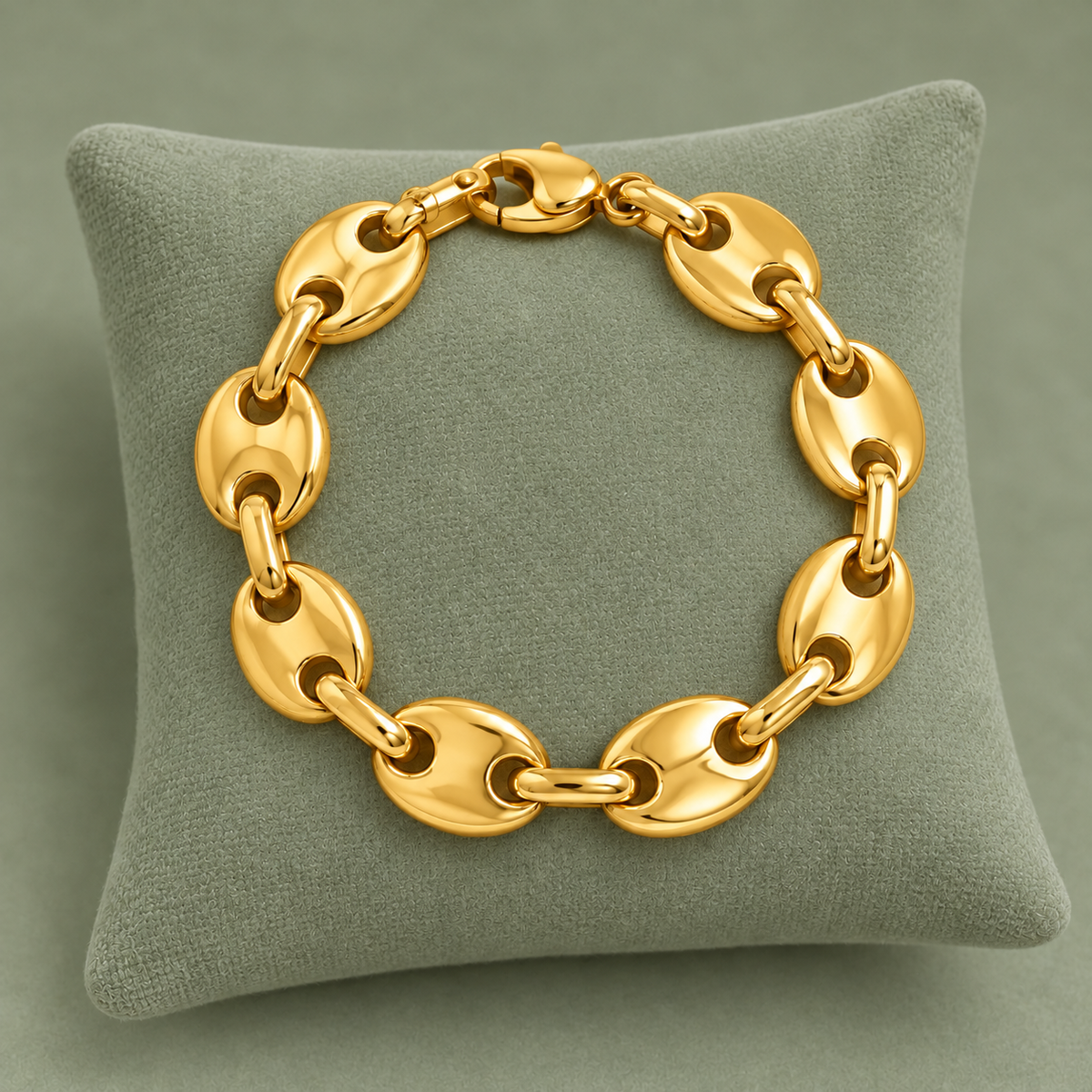 Bracelet grain de café doré, maille XL, sur présentoir vert sauge