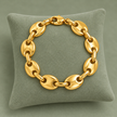 Bracelet grain de café doré, maille XL, sur présentoir vert sauge