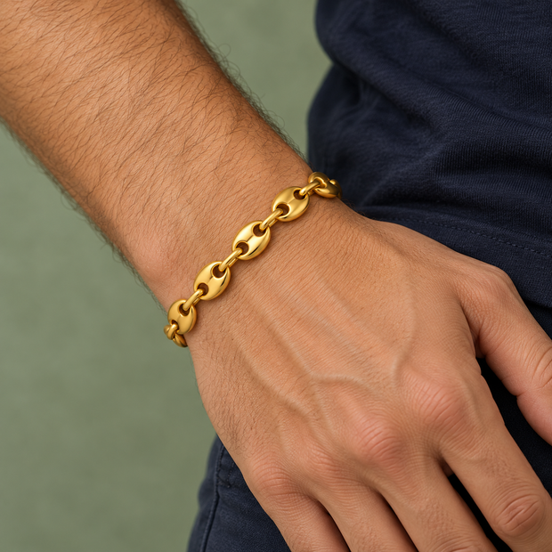 Bracelet grain de café doré, maille M, porté sur un poignet masculin