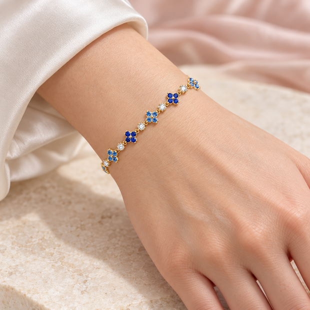 Bracelet Pétales lumineux – Bleu porté au poignet