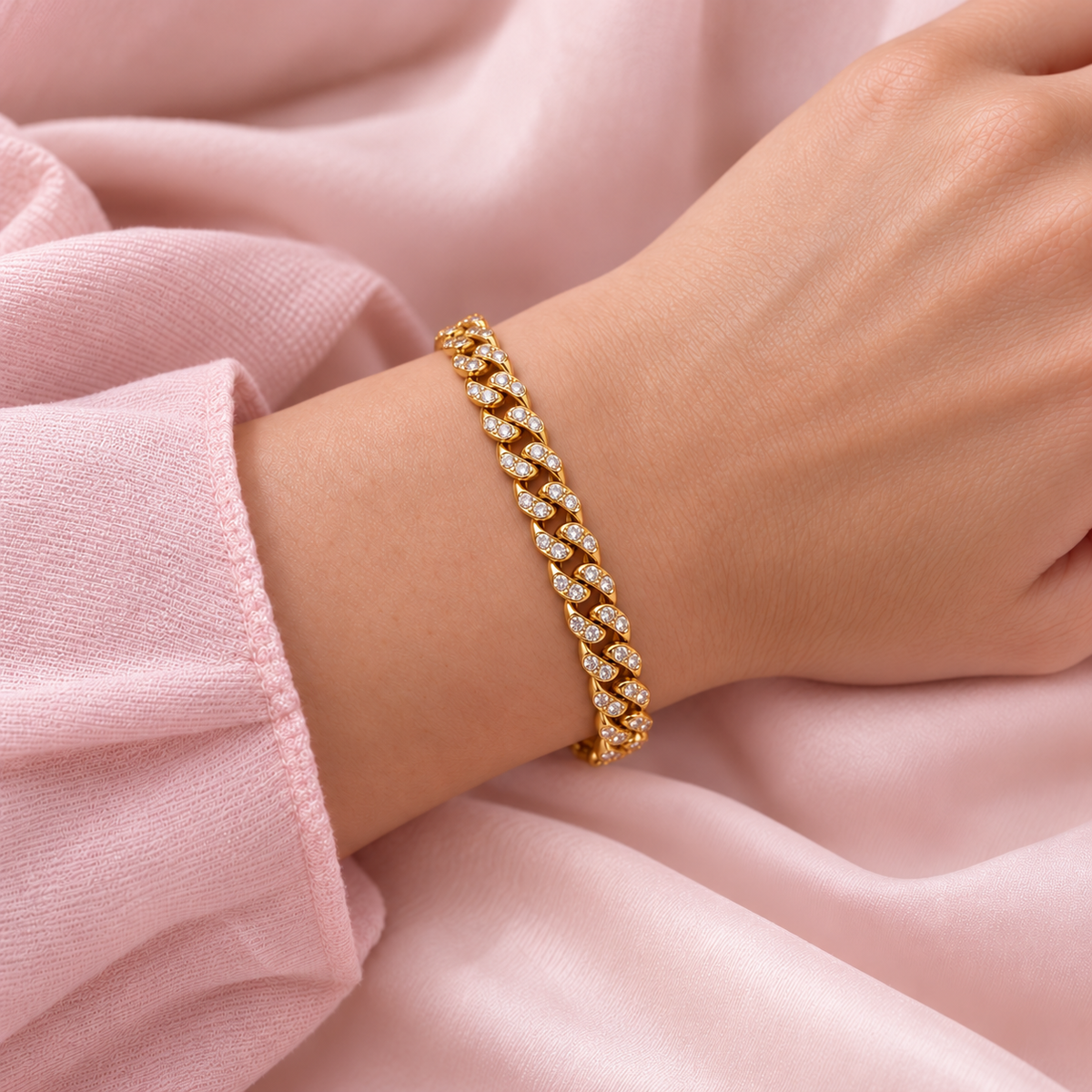 Bracelet Riviera doré à maille gourmette et strass porté au poignet