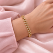 Bracelet Riviera doré à maille gourmette et strass porté au poignet