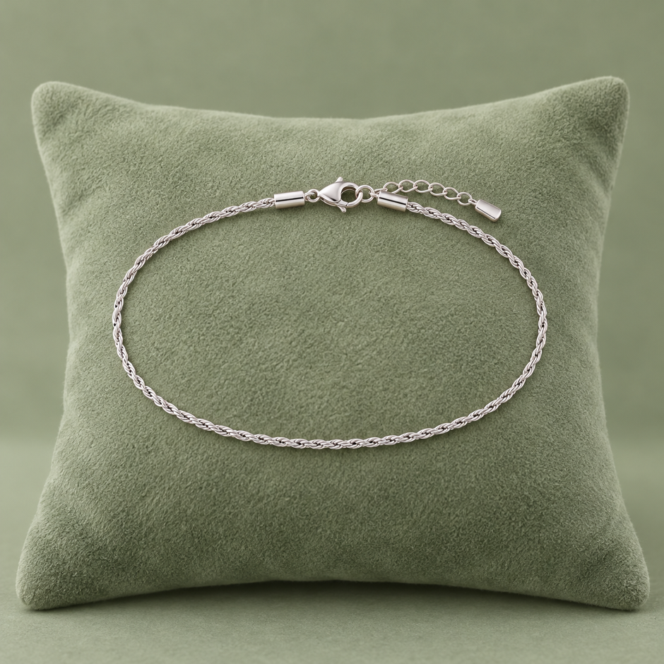 Bracelet maille tressée argenté modèle 0,4, 15 + 5 cm sur coussin vert sauge