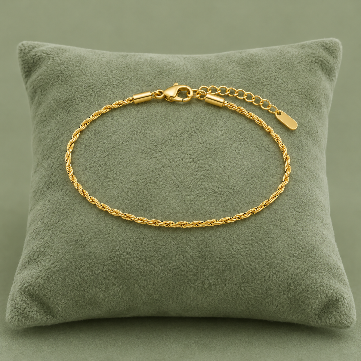 Bracelet maille tressée doré modèle 0,4, 15 + 5 cm sur coussin vert sauge