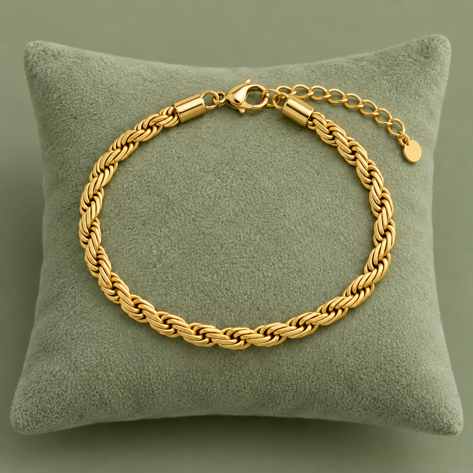 Bracelet maille tressée doré modèle 0,6, 15 + 5 cm sur coussin vert sauge