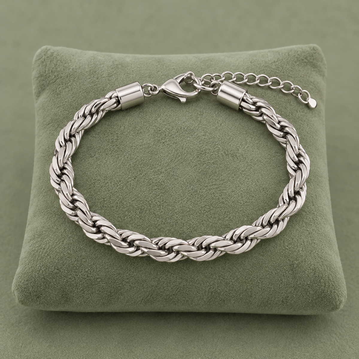 Bracelet maille tressée argenté modèle 1,6, 19 + 5 cm sur coussin vert sauge