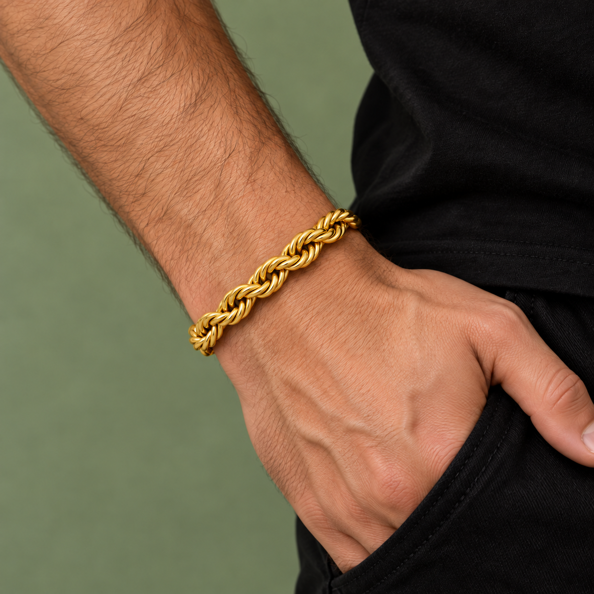 Bracelet tressé doré modèle 1,6 porté au poignet masculin