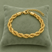 Bracelet maille tressée doré modèle 1,6, 19 + 5 cm sur coussin vert sauge