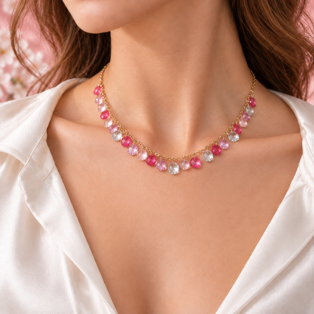 Collier Éclats de couleur rose porté sous les clavicules