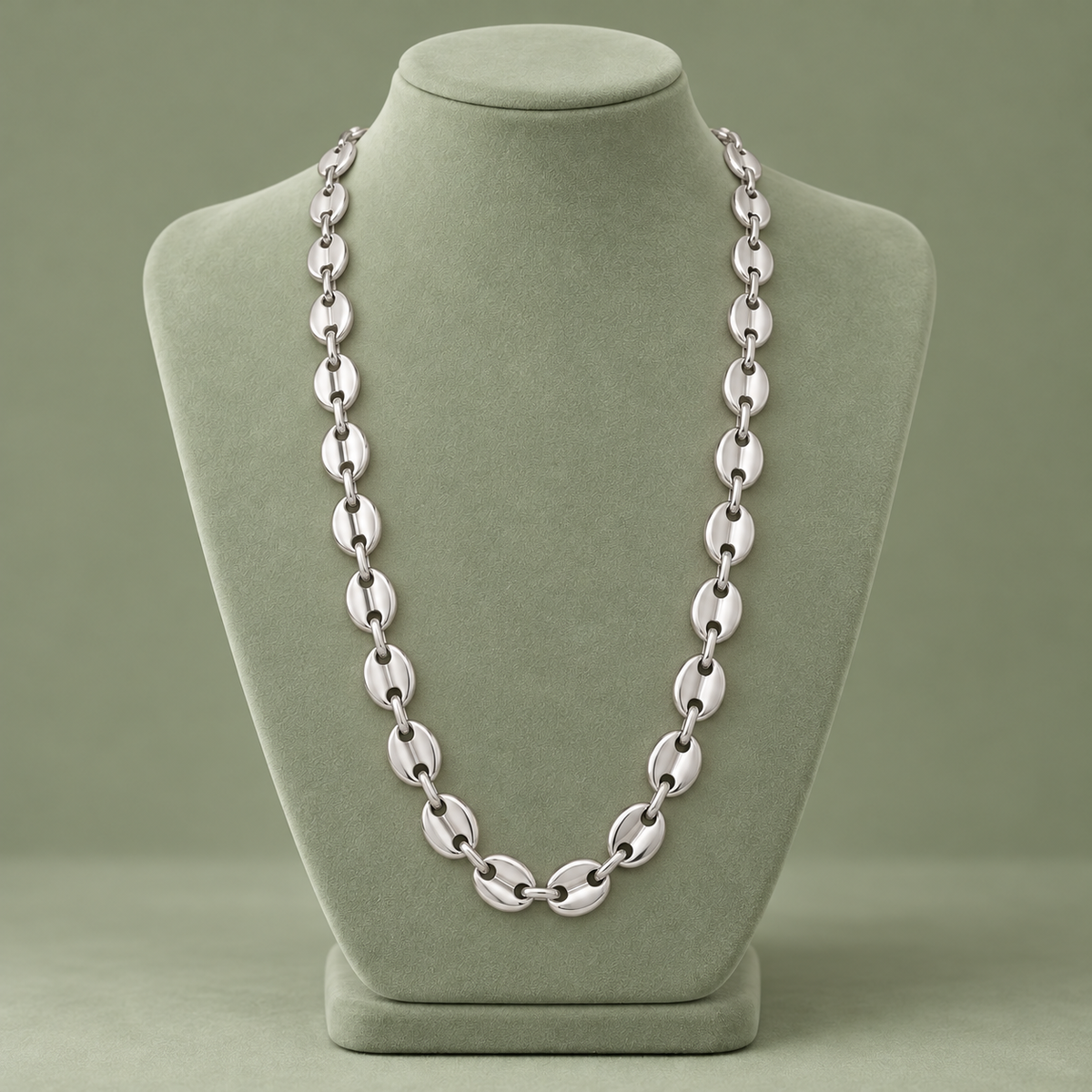 Collier grain de café argenté, maille L, 55 cm, sur présentoir vert sauge