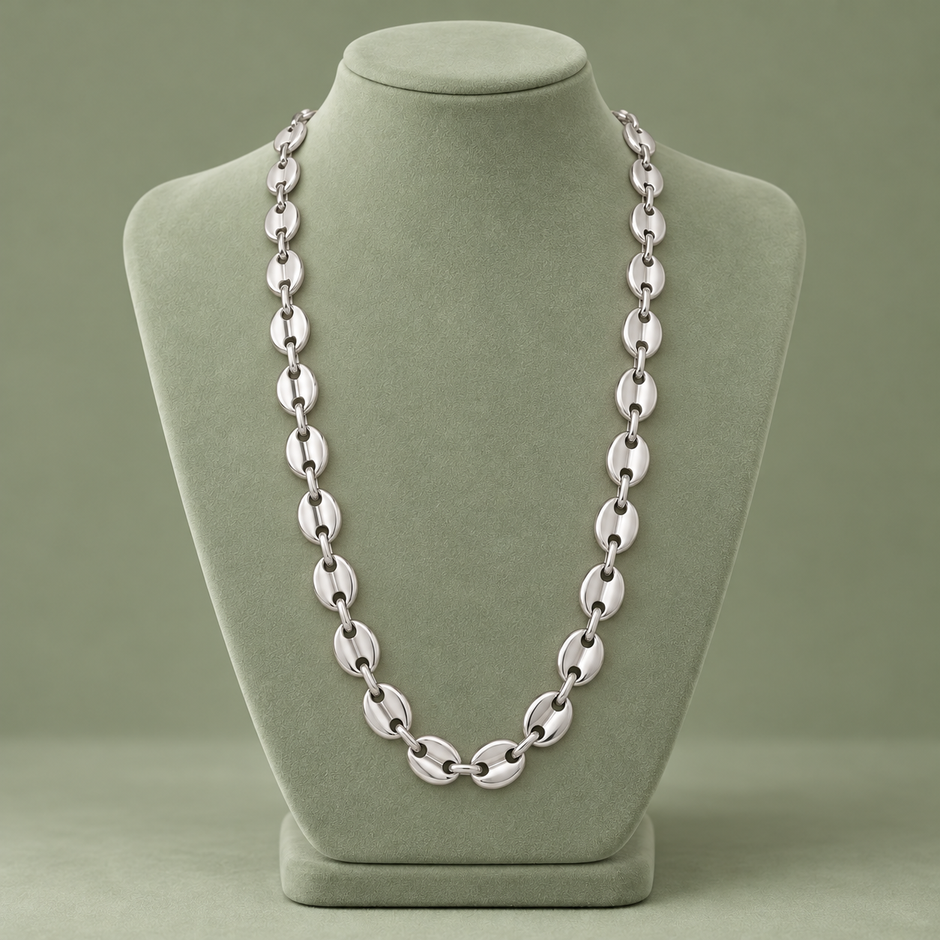 Collier grain de café argenté, maille L, 55 cm, sur présentoir vert sauge