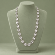 Collier grain de café argenté, maille L, 55 cm, sur présentoir vert sauge