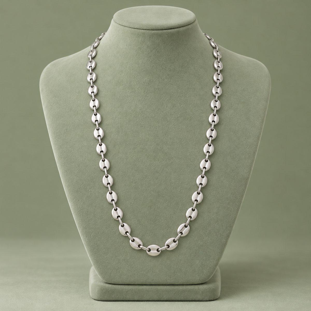 Collier grain de café argenté, maille M, 55 cm, sur présentoir vert sauge