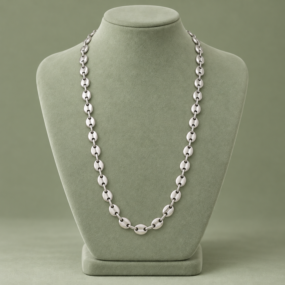 Collier grain de café argenté, maille M, 55 cm, sur présentoir vert sauge