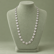 Collier grain de café argenté, maille M, 55 cm, sur présentoir vert sauge