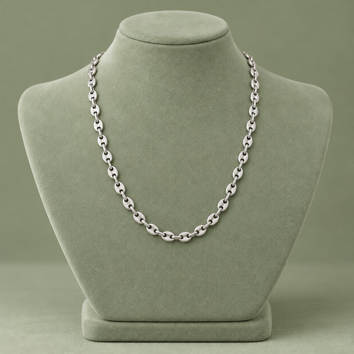Collier grain de café argenté, maille S, 45 cm, sur présentoir vert sauge
