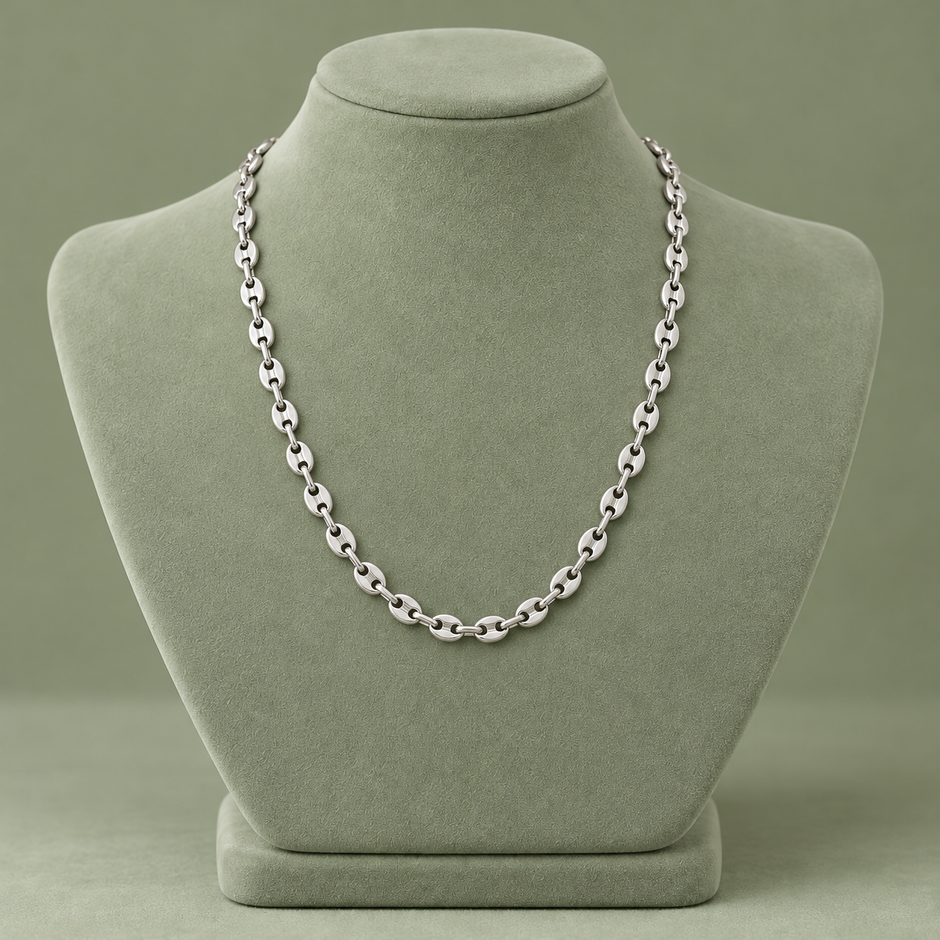 Collier grain de café argenté, maille S, 45 cm, sur présentoir vert sauge