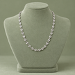 Collier grain de café argenté, maille S, 45 cm, sur présentoir vert sauge
