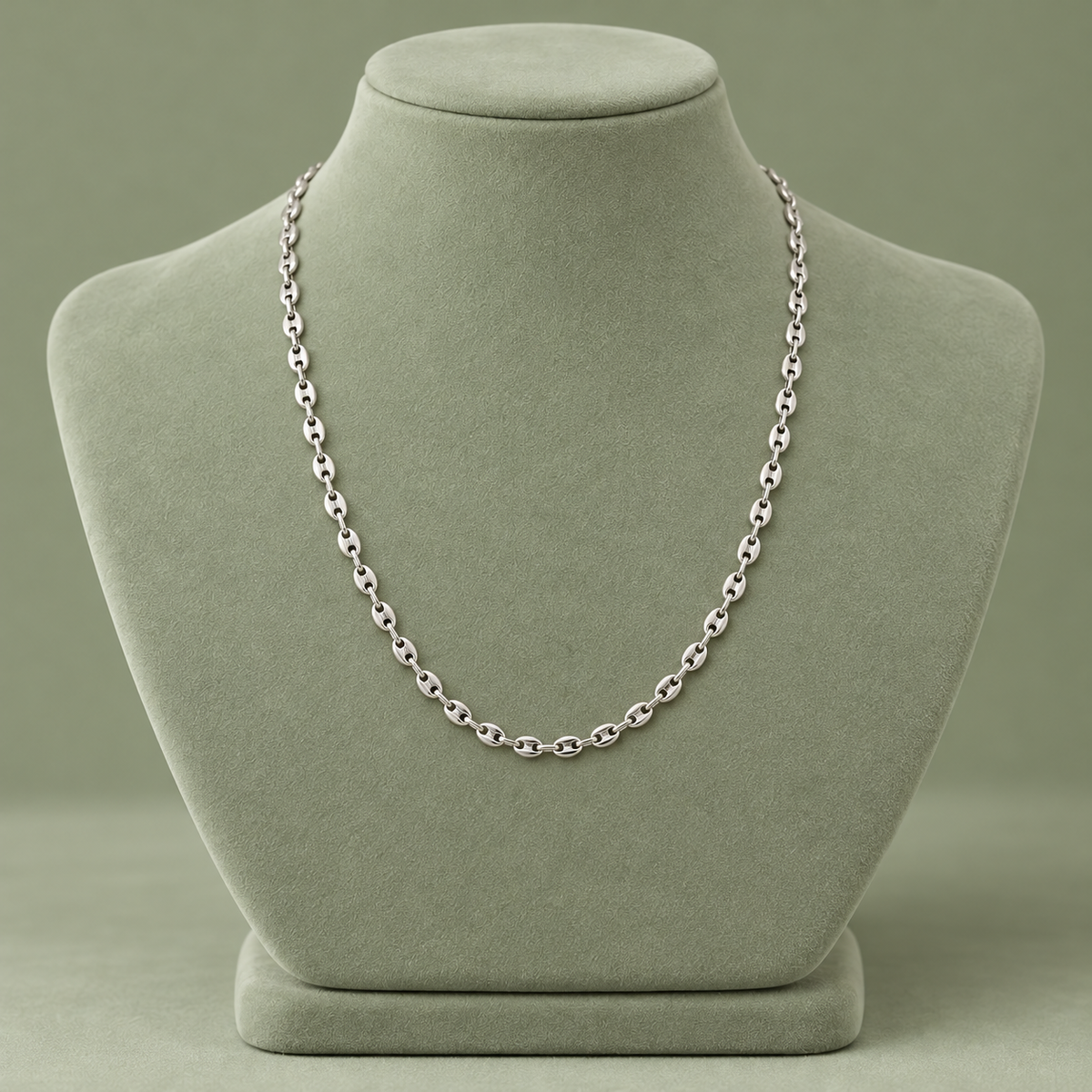 Collier grain de café argenté, maille XS, 45 cm, sur présentoir vert sauge