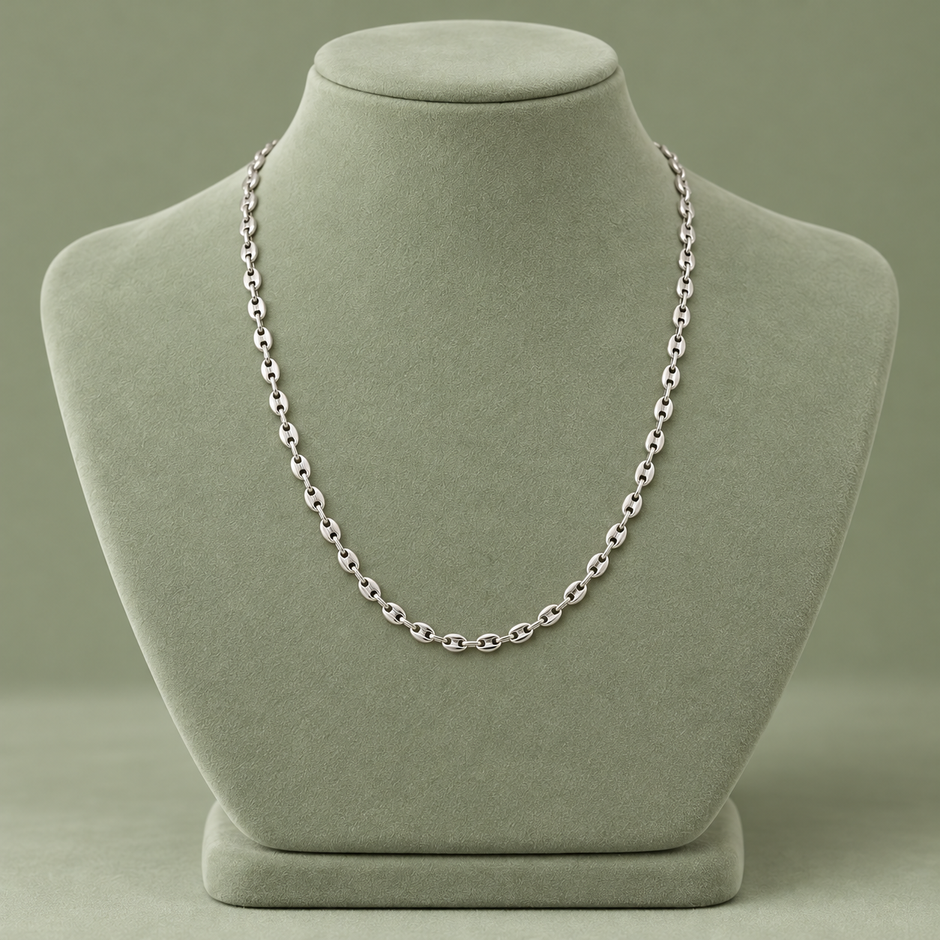 Collier grain de café argenté, maille XS, 45 cm, sur présentoir vert sauge