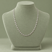 Collier grain de café argenté, maille XS, 45 cm, sur présentoir vert sauge