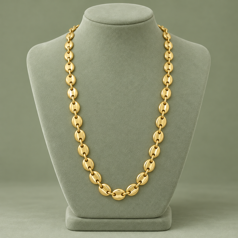 Collier grain de café doré, maille L, 55 cm, sur présentoir vert sauge