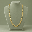 Collier grain de café doré, maille M, 55 cm, sur présentoir vert sauge