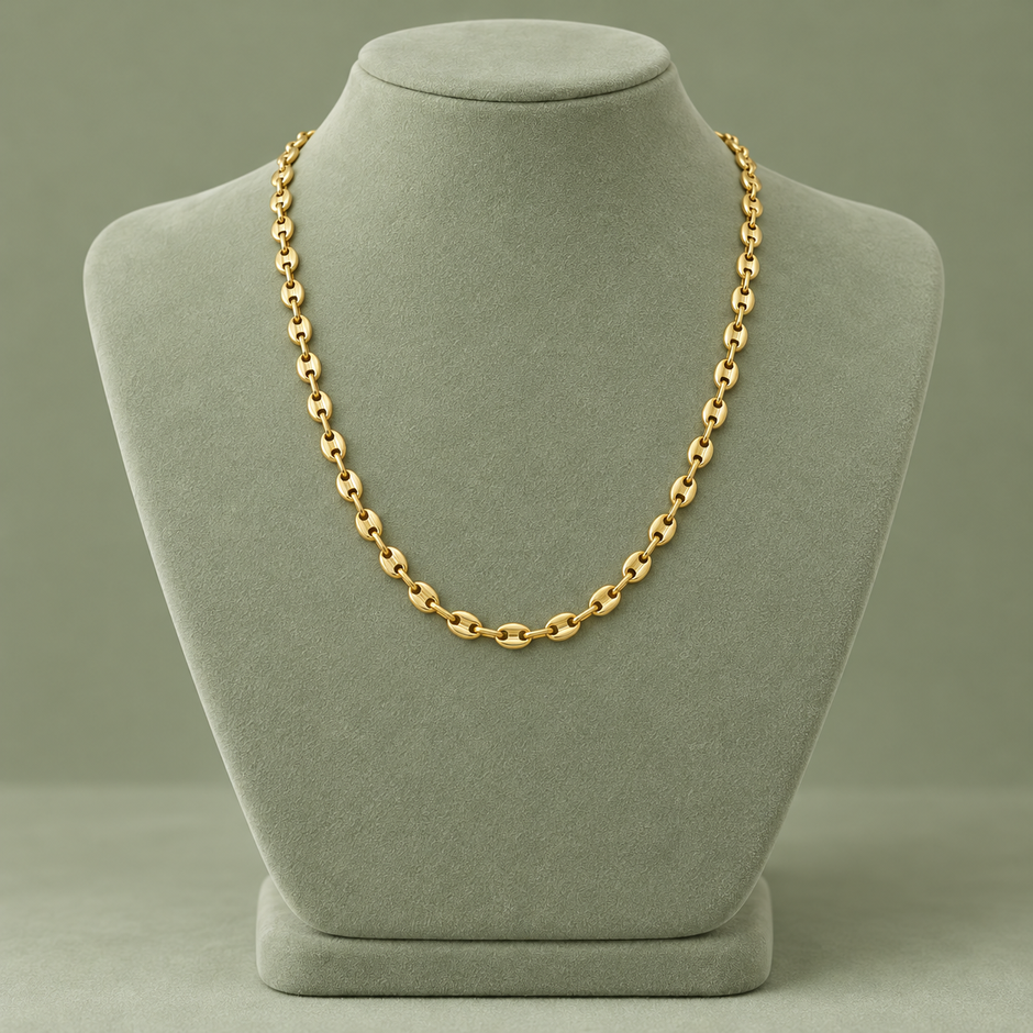 Collier grain de café doré, maille S, 45 cm, sur présentoir vert sauge