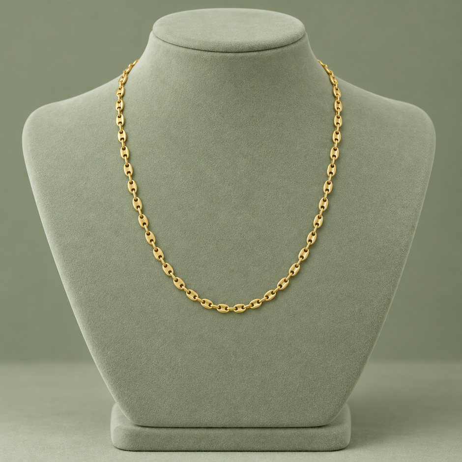 Collier grain de café doré, maille XS, 45 cm, sur présentoir vert sauge