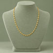 Collier grain de café doré, maille XS, 45 cm, sur présentoir vert sauge
