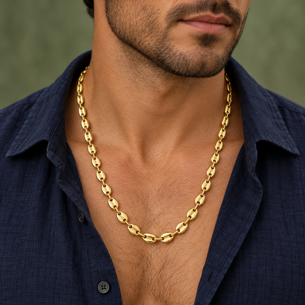 Collier grain de café doré, maille M, 55 cm, porté par un homme en chemise bleu marine