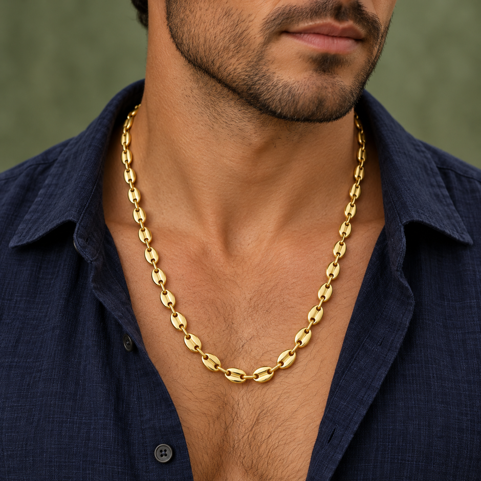 Collier grain de café doré, maille M, 55 cm, porté par un homme en chemise bleu marine
