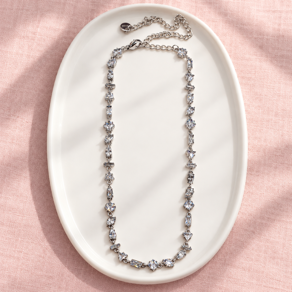 Collier Prisme en acier et strass – Argenté – Transparent sur support blanc et fond rose